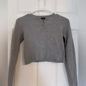 Grey cropped knitted sweater.